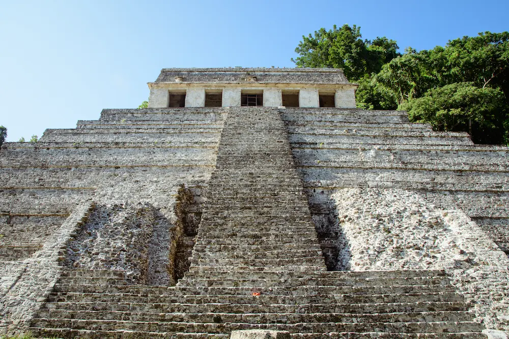 Explora la grandeza del Mundo Maya.