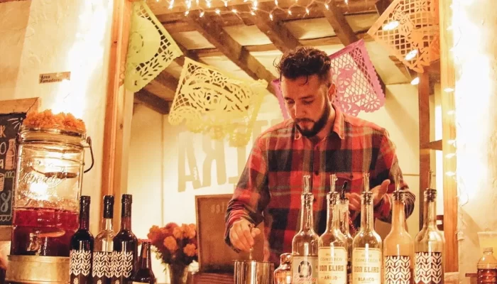 persona sirviendo pox